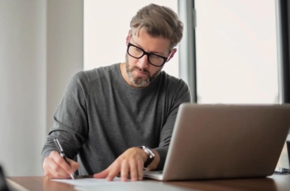 Team bei der Entwicklung neuer Kursinhalte